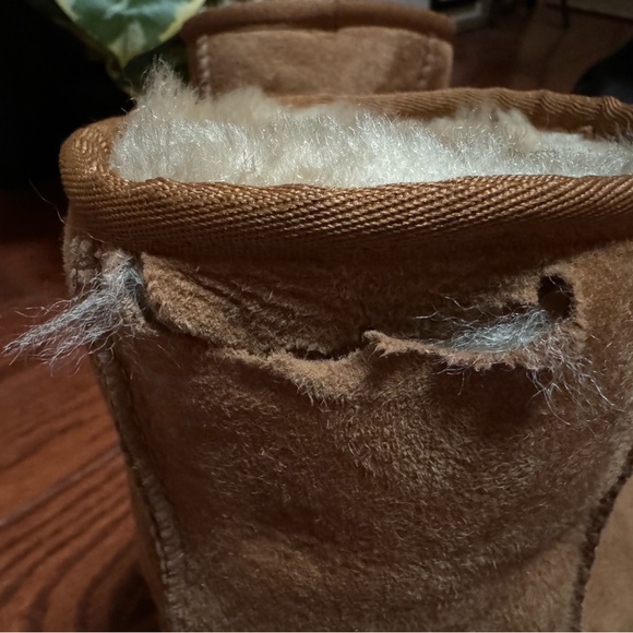 Flawed Ugg boot. But if folded down can’t see flaw otherwise great shape - Picture 4 of 6